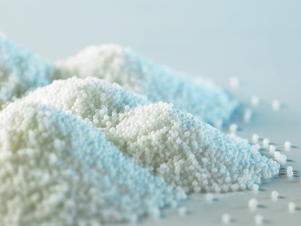 Hạt nhựa PET có độ trong suốt cao, bề mặt bóng mịn, mang lại tính thẩm mỹ tốt