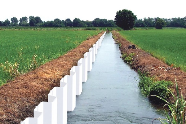 Hệ thống cừ bản nhựa PVC được lắp đặt dọc theo bờ kênh mương nội đồng